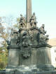 JN-Czechy-Praha-Hradčanske Namesti: Jan u podnóża kolumna NMP (fot: Falbanka, 2006-10-04)