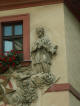 JN-Czechy-Praha-Seminářska/Karlova: Jan N. na fasadzie Domu Pod Złotą Studnią (fot: Falbanka, 2006-10-04)