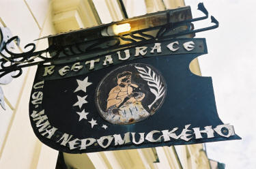 JN-Czechy: szyld restauracji "U Świętego Jana Nepomucena" w Pradze (fot: M.R.)