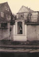 JN-Dolny Śląsk-H.Kłodzkie-Kłodzko: Jan N. na ulicy Podgórnej, stan w 1995 roku, przed kradzieżą (fot: D.K., 1995)