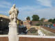 JN-Italia-Livorno: kamienny Jan N. na moście nad fosą przy Fortezza Nuova (fot: Etienne, Wikipedia)