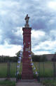 JN-Mazowsze-Liw: Jan na ceglanym cokole (fot: M.M., 06.2004)