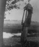 Jan N. w drewnianej kapliczce, gdzieś w Polsce (zapewne Podlasie), kiedyś przed wojną (zapewne w latach 20-tych XX wieku). Zdjęcie z albumu "Polska w starej fotografii"