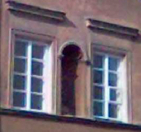 JN-Warszawa-Freta: wnęka w fasadzie tego domu ozdobiona była niegdyś figurą JN (telefon, 9-04-2006)