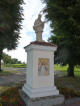 JN-malborskie-X.Warmińskie-Braniewo: bielona figura Jana N. przed kościołem św. Krzyża i Jana N. (fot: J.B. z Kłodzka, 2011-08-17)