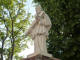JN-malborskie-X.Warmińskie-Braniewo: bielona figura Jana N. przed kościołem św. Krzyża i Jana N. (fot: J.B. z Kłodzka, 2011-08-17)
