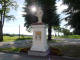 JN-malborskie-X.Warmińskie-Braniewo: bielona figura Jana N. przed kościołem św. Krzyża i Jana N. (fot: J.B. z Kłodzka, 2011-08-17)