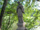 JN-trockie-Studzieniczna: kamienna figura Jana N. na wyspie jeziora (fot: s. I.Z., RM, 2010-07-04)