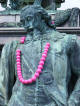 Szwecja-Sztokholm-Gustav Adolfs Torg: pomnik ozdobiony (2008-08-24)