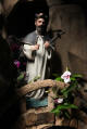JN-Filipiny-Pasay: figura Jana N. na minifontannie w kościele pod jego wezwaniem (fot: M.O., 2013-03-28)